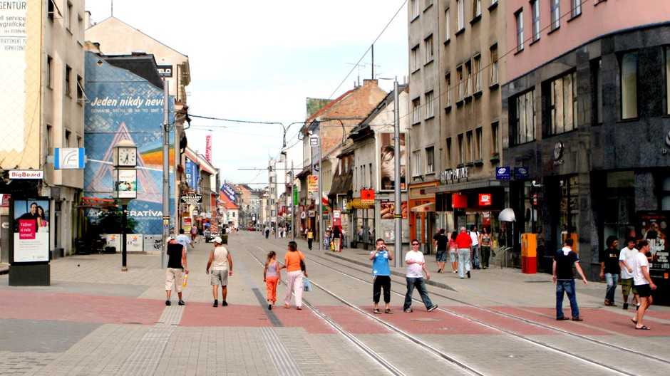 Obchodná ulica Bratislava ľudia ilustračné foto