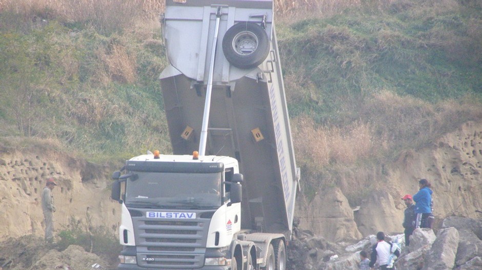 Nelegálna skládka odpadu v Dulovciach