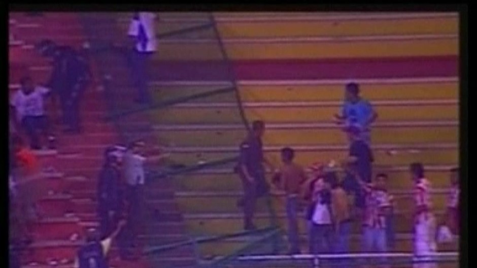 bitka na futbalovom štadióne a polícia