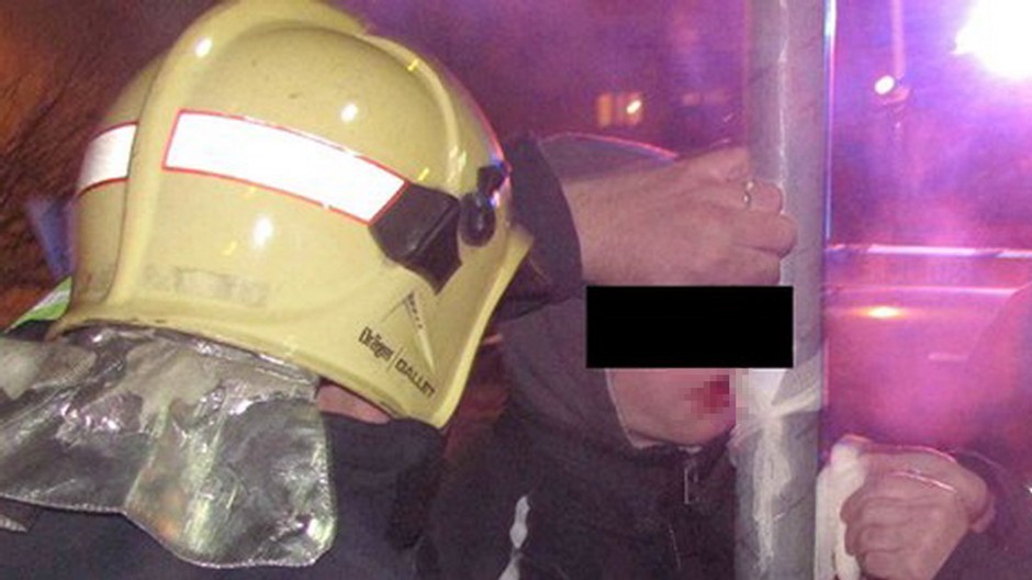 Chlapec primrznutý ľad jazyk dopravná značka hasiči