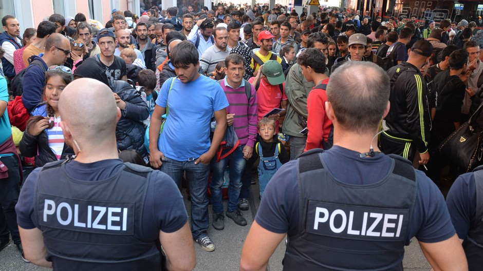 Utečenci čakajú na železničnej stanici v nemeckom Freilassing