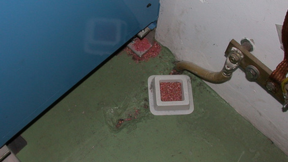 jed na potkany, v kute