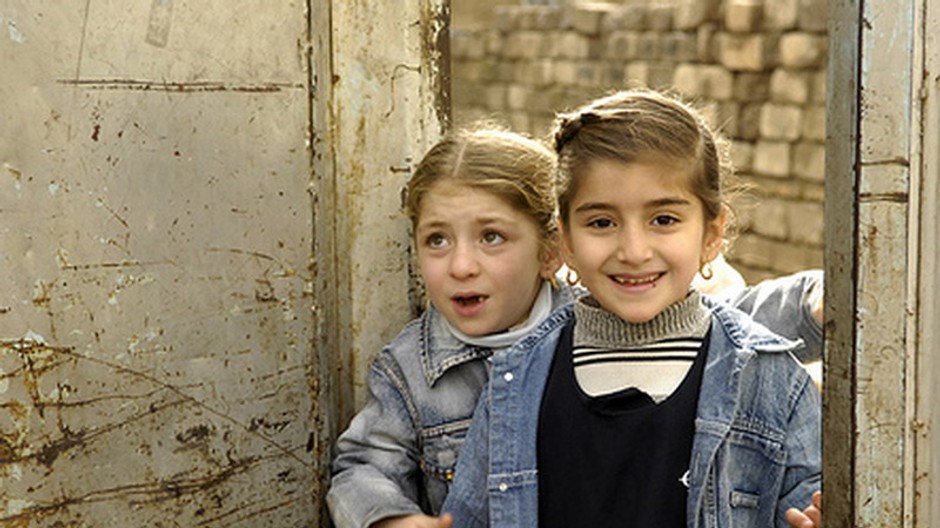 deti na dvore-dve dievcatka