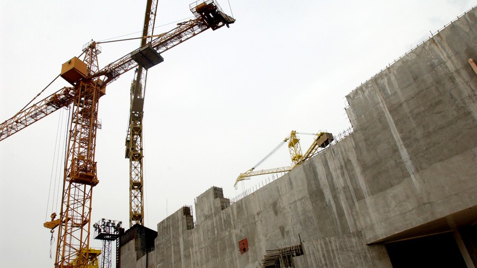 žeriav stavba robotníci