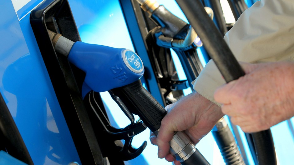 benzínka muž pištoľ