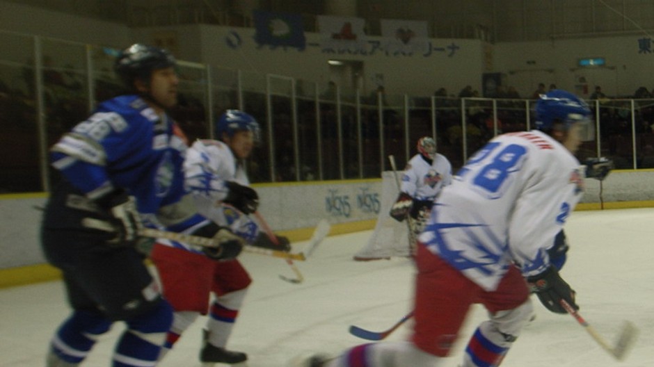 Hokejisti v plnom nasadení.