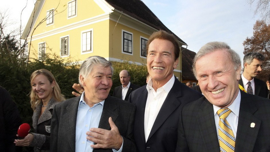Arnold Schwarzenegger pri svojom dome