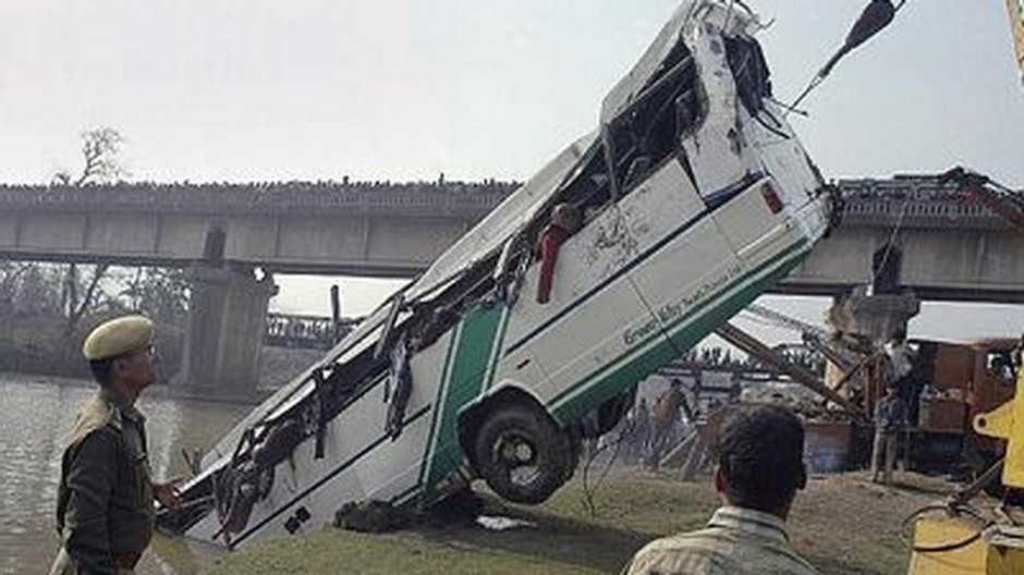 Zrútený autobus, rieka, India