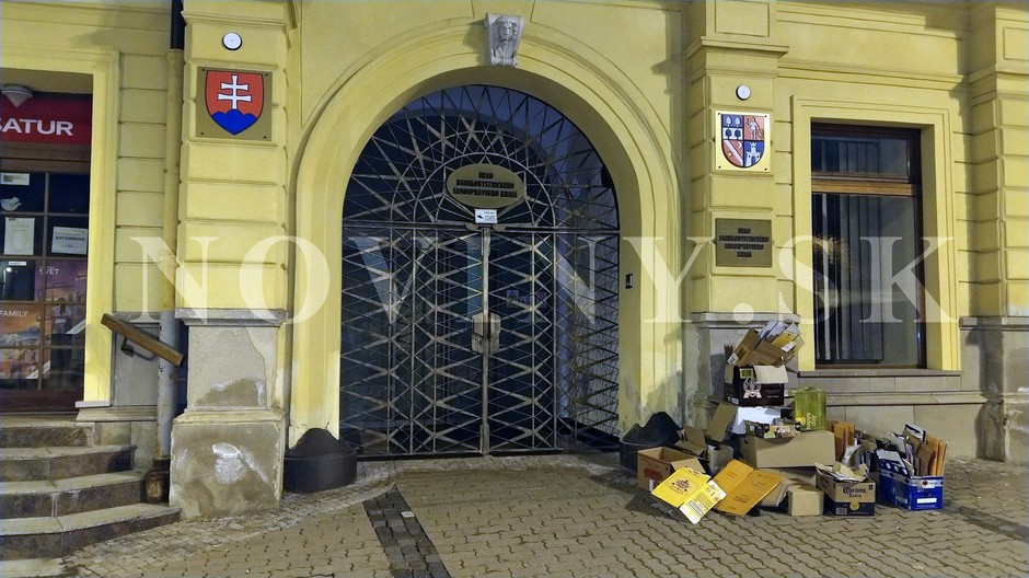 Banská Bystrica, úrad, škatule