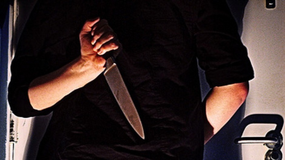 Ruka v päsť, drží nôž