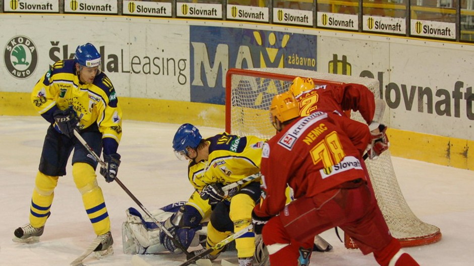 hokej kezmarok trencin pred brankou