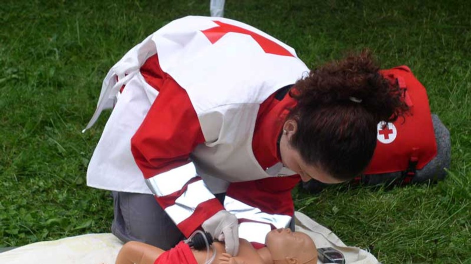 Slovenský červený kríž -  prvá pomoc s bábikou.