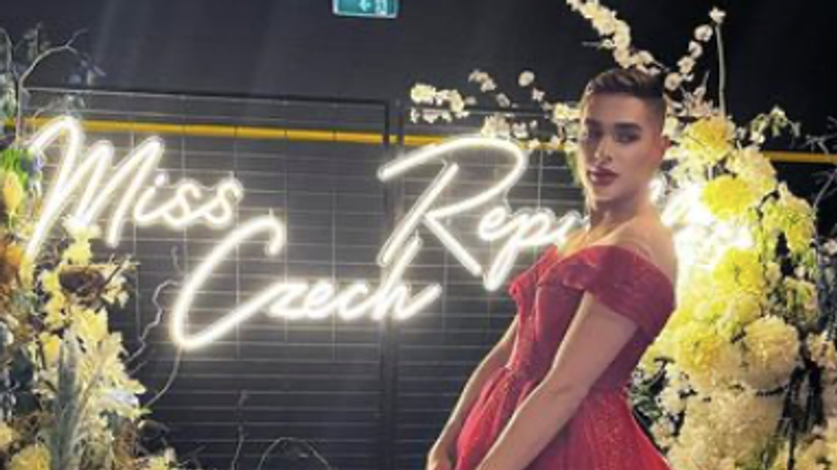 Roman makeup v šatách