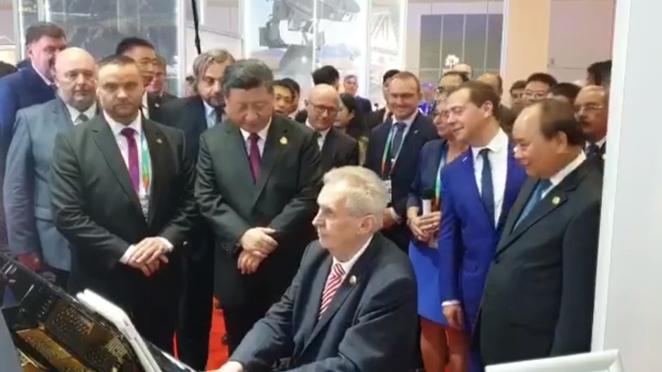 Miloš Zeman hral na klavíri v Šanghaji 