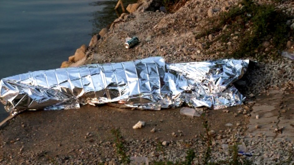 Zakrytá mŕtvola pri brehu jazera