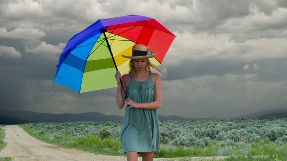 Dievča s dáždnikom, pochmúrna obloha