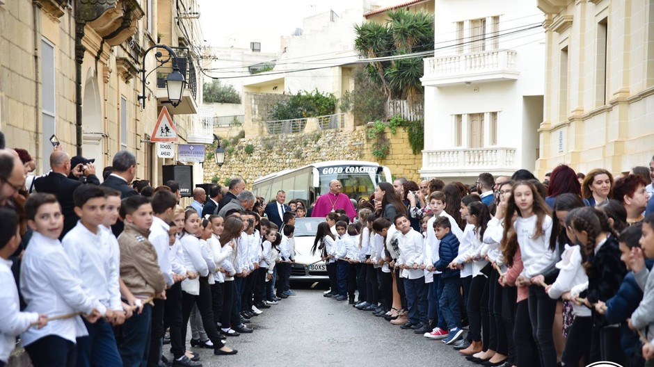 Arcibiskupa Johna Sultana ťahali desiatky detí 