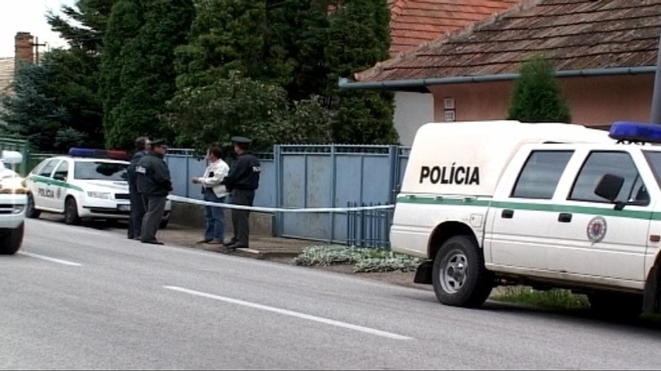 policia auto dom policajti