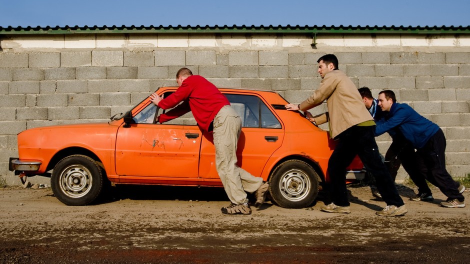 Čakanie na dotované zošrotovanie vozidiel pred šrotoviskom v Zohore