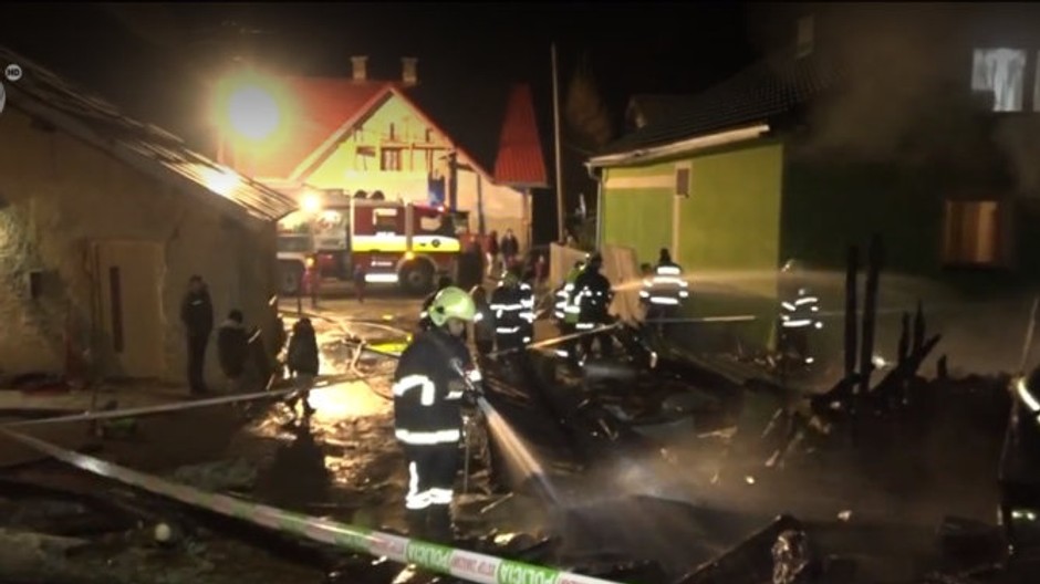 Plamene úplne pohltili drevárne blízko rodinných domov. Zasahovali aj dobrovoľní hasiči