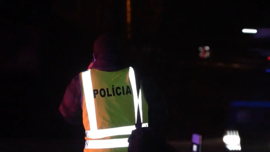 polícia il polícia SR večer vesta policajt