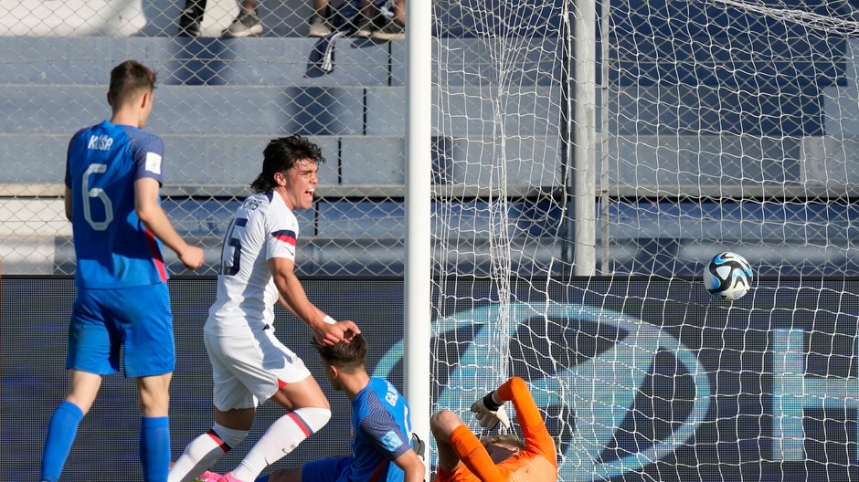 Futbalisti Slovenska dostávajú gól na svetovom šampionáte hráčov do 20 rokov.