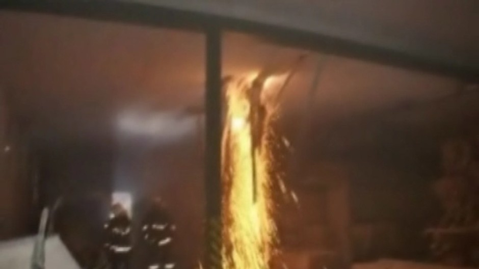 požiarnici-budova-oheň