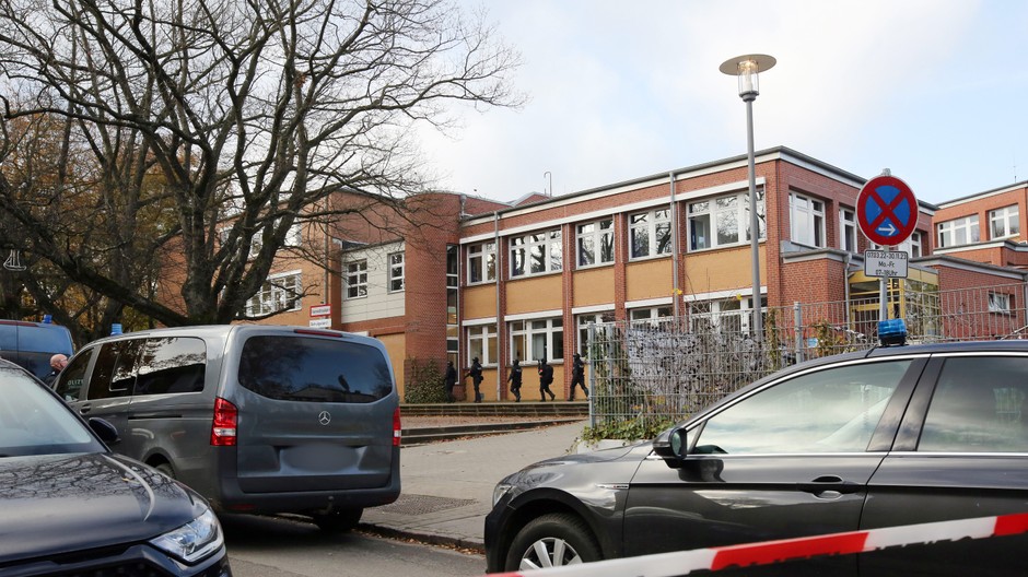 Nemecko Hamburg škola ozbrojenci (2)