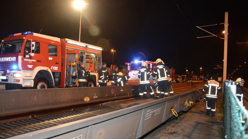 V autovlaku našli v cieľovej stanici dvoch mŕtvych utečencov.jpg