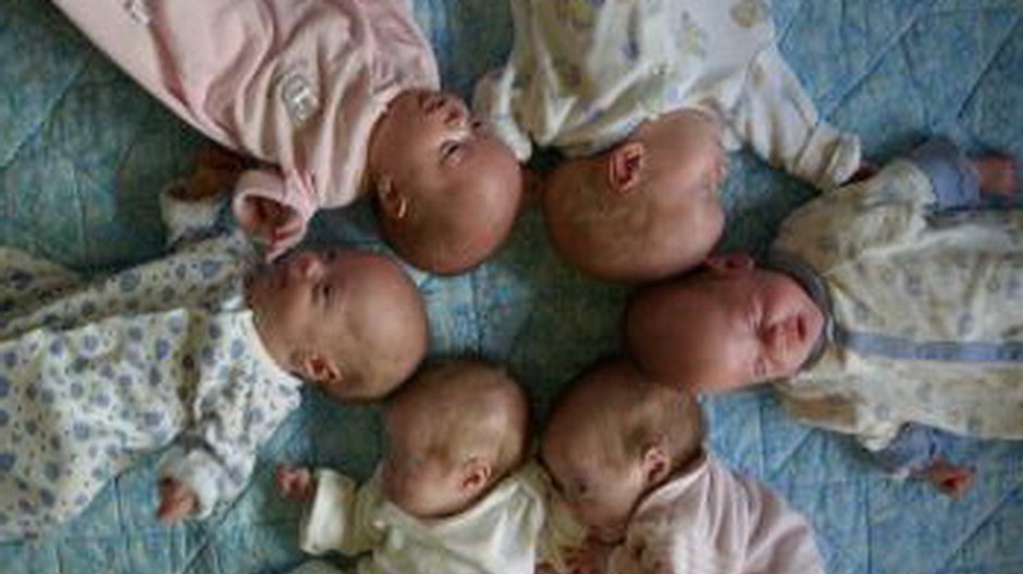 Šestorčatá, šesť detí, deti do kruhu ležiace