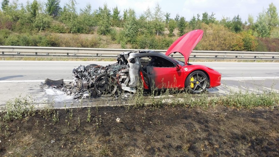 Ferrari začalo horieť počas jazdy 