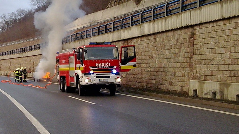 Na ceste horelo auto