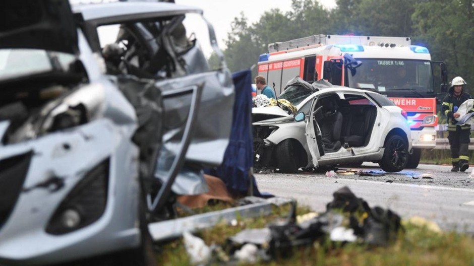 Hromadná nehoda v Nemecku. Zomreli 4 ľudia 