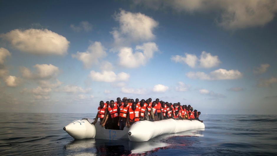 Utečenci v člne na mori.jpg