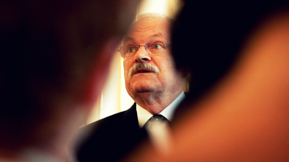 Prezident SR Ivan Gašparovič medzi ľuďmi vpredu tieň