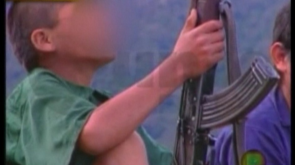 peruansky chlapec so zbranou v ruke