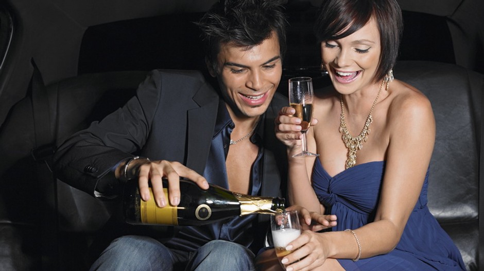 Muž žena šampus alkohol limuzína bohatí