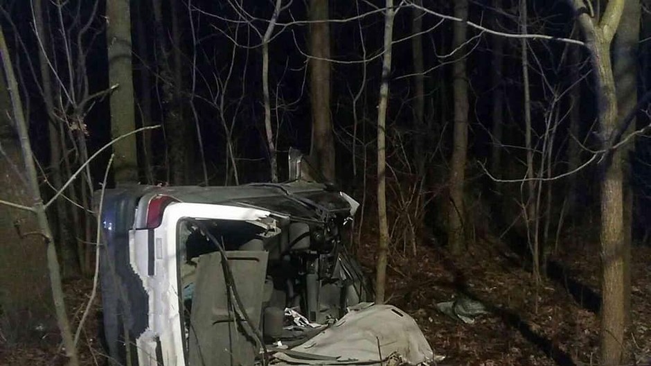 Pri Komárne sa zrazili tri autá. Cesta je uzavretá 