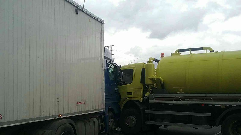 Zrážka nákladiakov