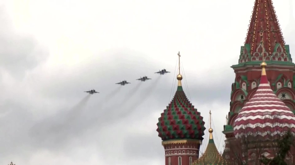 [multi] 9.maj prehliadka a Peskov.t 1095