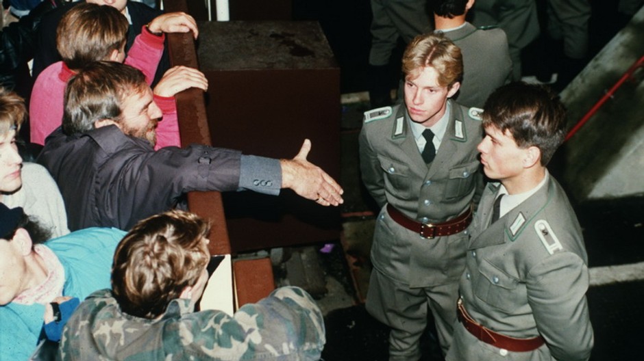 z 10. novembra 1989 východonemeckí hraniční policajti odmietajú podať ruku Berlínčanovi v blízkosti kontrolnéh