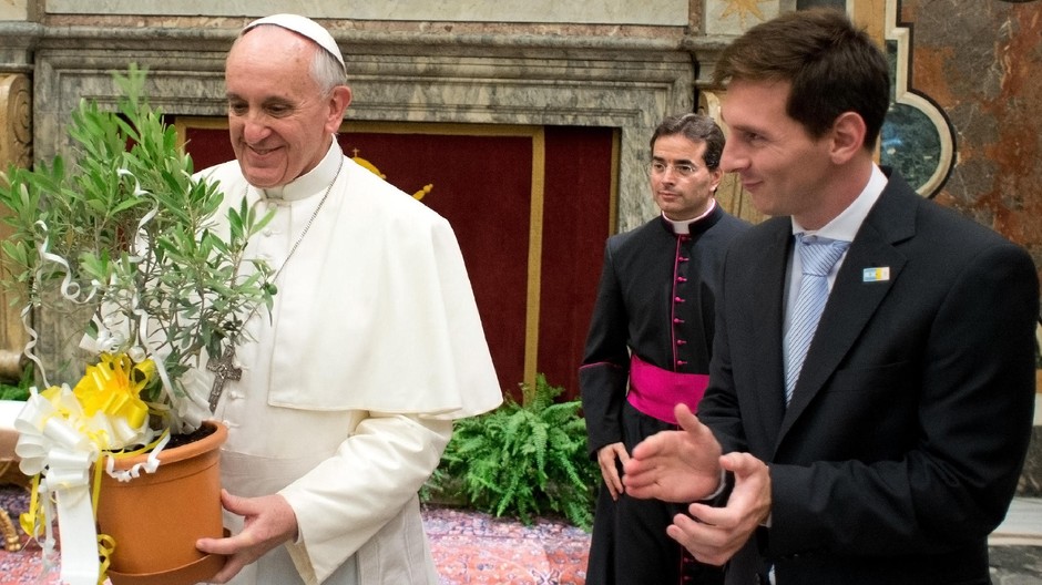 pápež František Lionel Messi - archívne foto