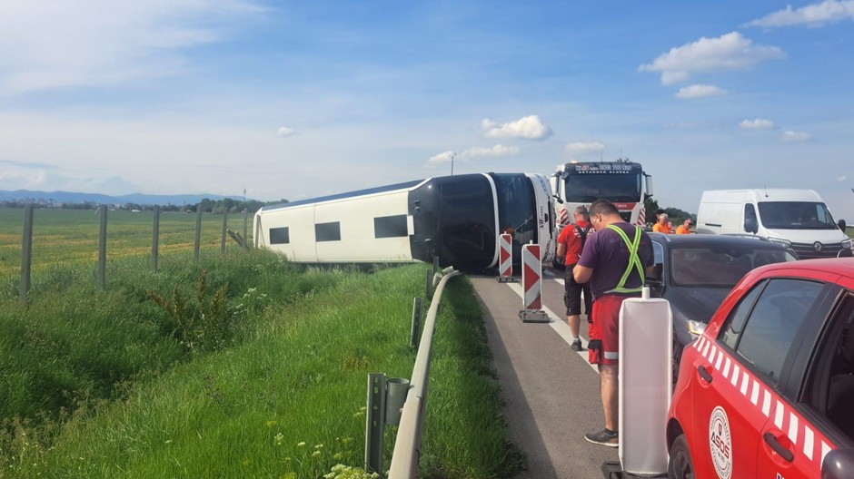 Prevrátený autobus na R1 (4)