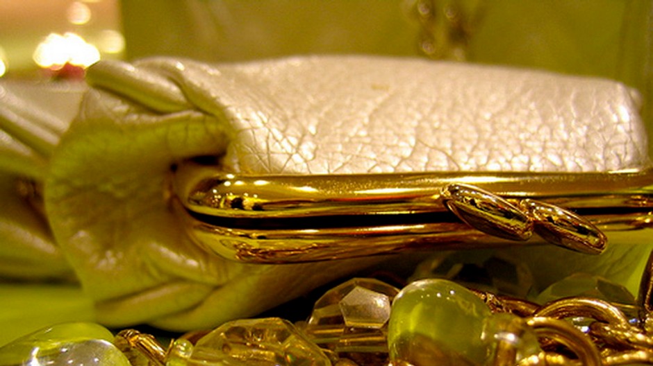 zlatá kabelka a šperky