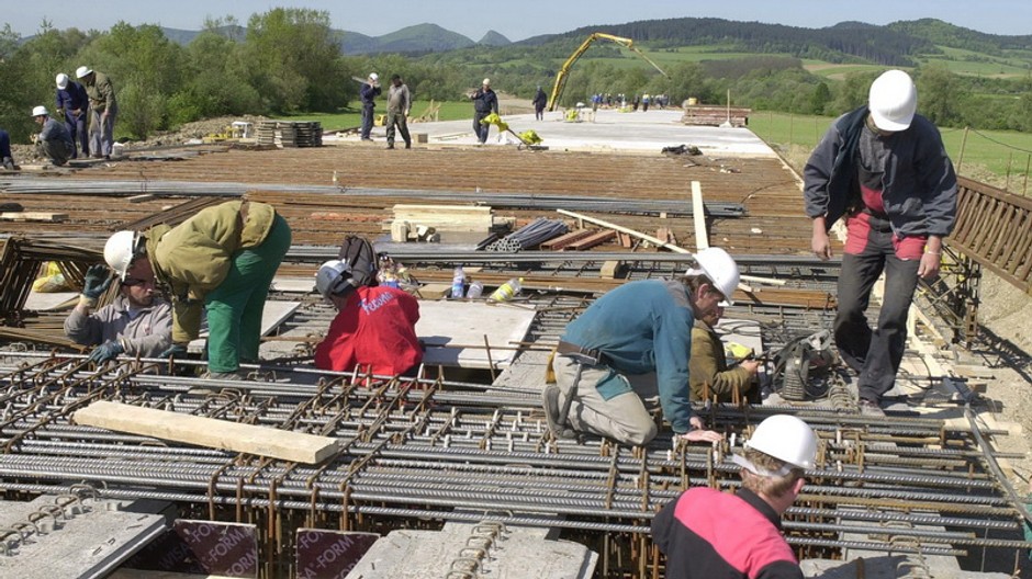 Pracovníci Váhostavu diaľnica výstavba