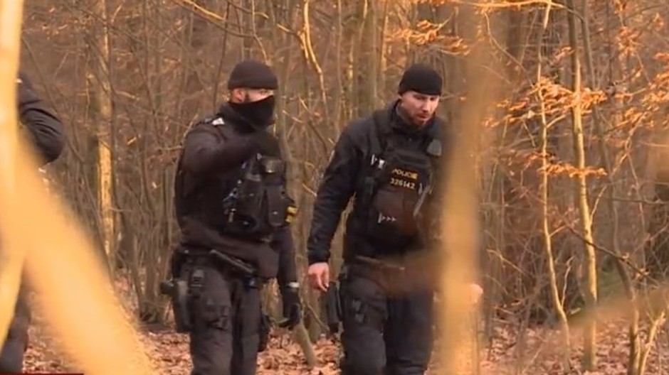 policia prehladava les