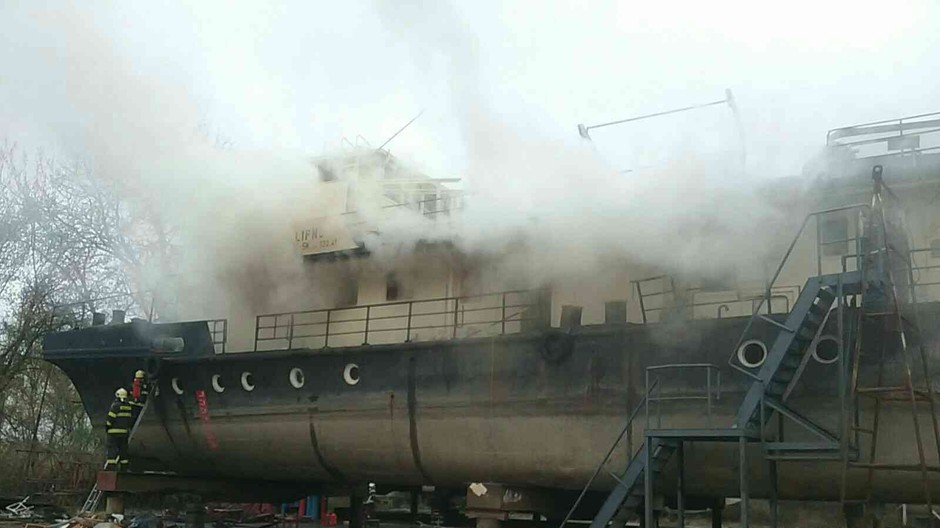 požiar lode v lodenici vo Vlčom hrdle