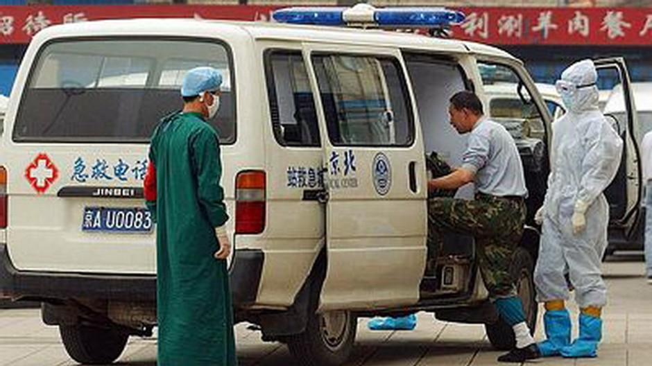 Sanitka, Čína, traja ľudia s rúškami