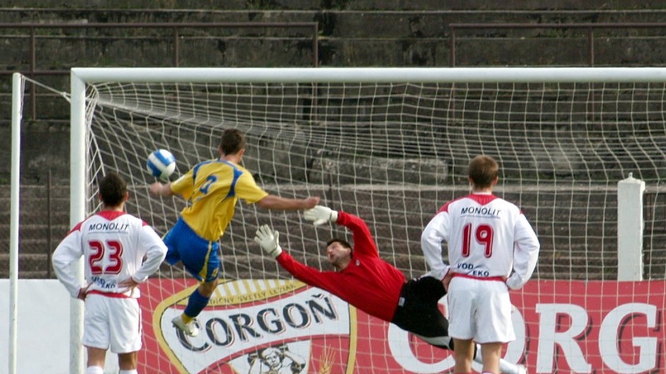 brankár as trenčín hodál-futbal
