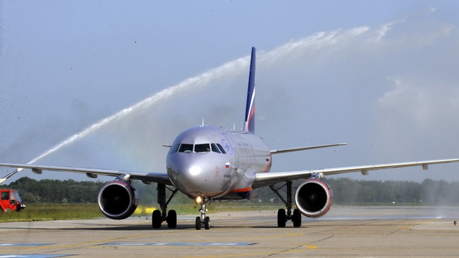 Boeing 767, spredu, voda, vodné trysky naokolo